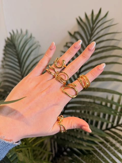 Anillos dorados con formas onduladas