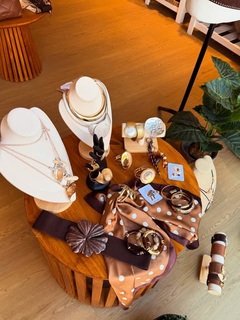 Mesa del local con collares y accesorios en exhibición